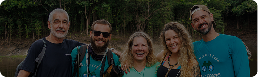 um rio atravessa selva ()